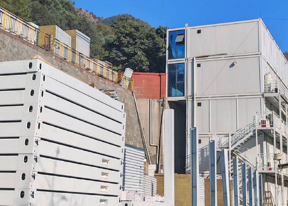 Koridorga integratsiyalangan kengaytirilgan quti